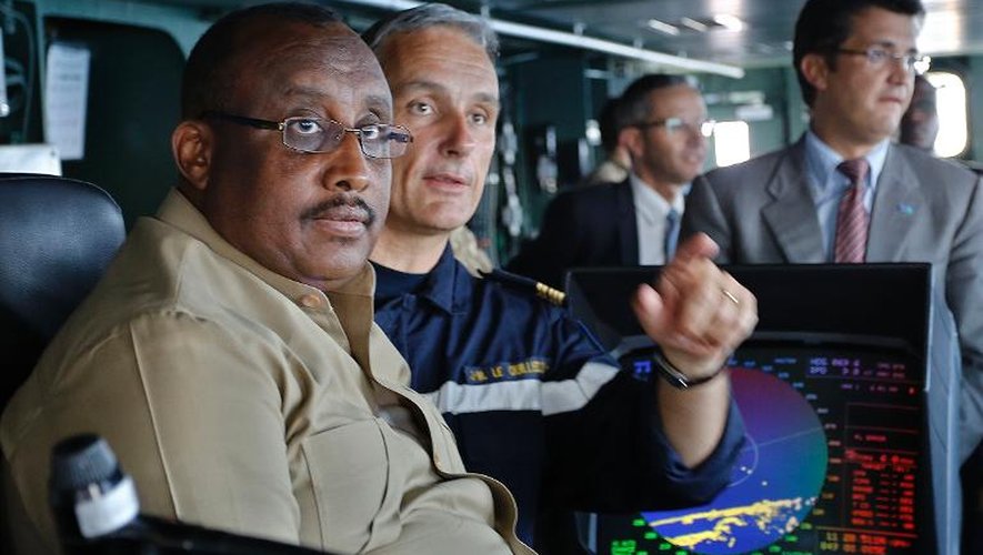 Le présideent de région semi-autonome du Puntland, Abdiweli Mohamed Ali (à gauche), visite le FS Sirocco, guidé par le capitaine du navire, Jean-Marc Le Quilliec, le 26 mars 2014