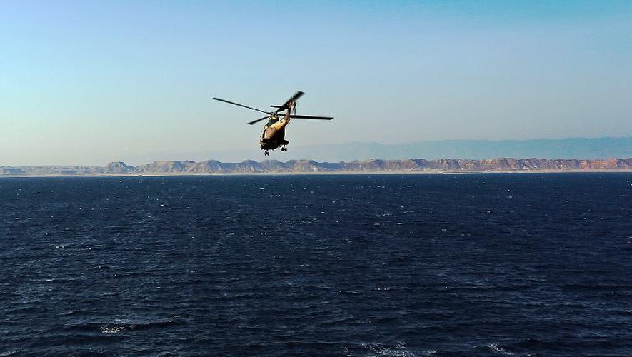 Un hélicoptère de l'armée française rejoint al ville de bossaso, sur la côte somalienne, le 27 mars 2014