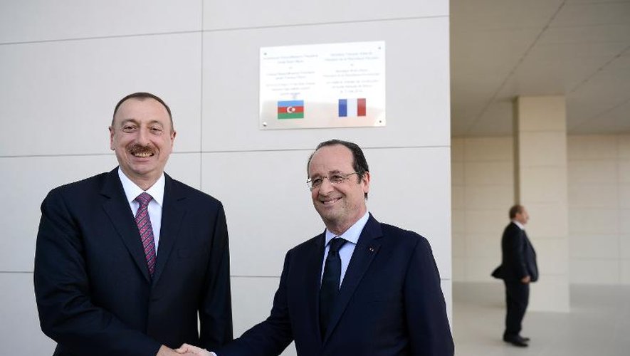 Le président azéri Ilham Aliyev et le président français François Hollande lors de l'inauguration du lycée français le 11 mai 2014 à Bakou
