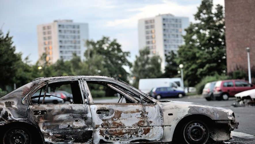 Un véhicule incendié lors de violences urbaines le 15 août 2012à Amiens