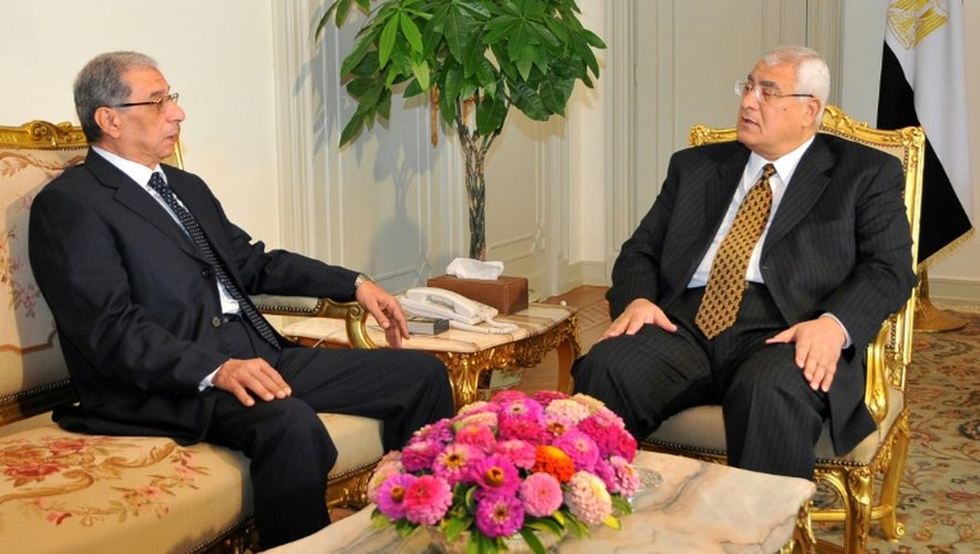 Le procureur général égyptien, Hicham Barakat (gauche), en discussion avec le président égyptien par intérim Adly Mansour, le 10 juillet 2013 au Caire