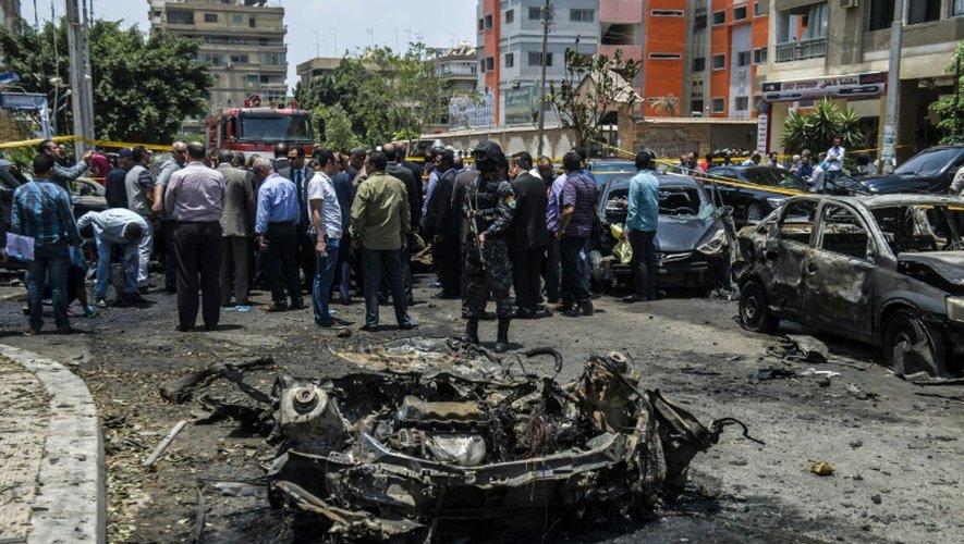 Les forces de sécurité égyptiennes sur le site de l'attentat qui a coûté la vie au procureur général, Hicham Barakat, le 29 juin 2015