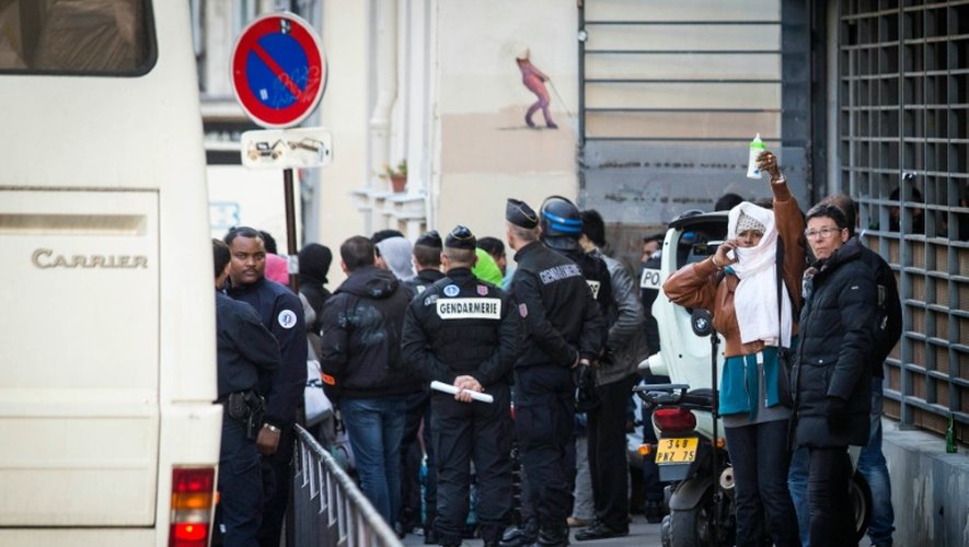 Des migrants évacués à Paris d'un lycée, le 4 mai 2016