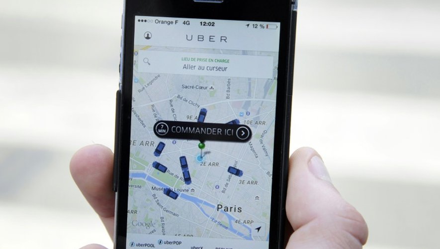 L'application mobile UberPOP sur un smartphone à Paris, le 17 juin 2015