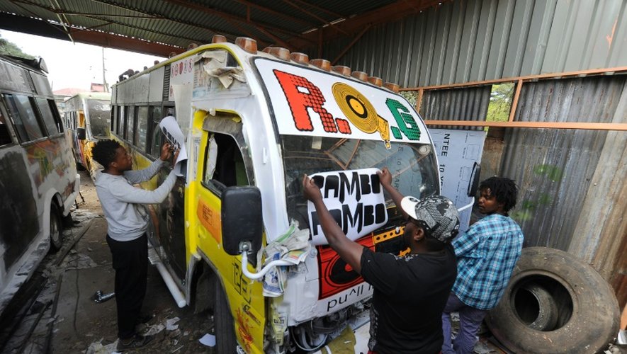 Des artistes customisent un matatu à Nairobi le 14 avril 2016
