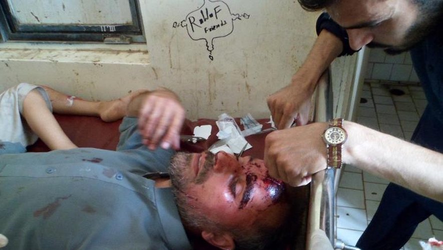 Un urgentiste pakistanais soigne l'une des victimes d'un double attentat, le 26 juillet 2013 à l'hôpital de Parachinar
