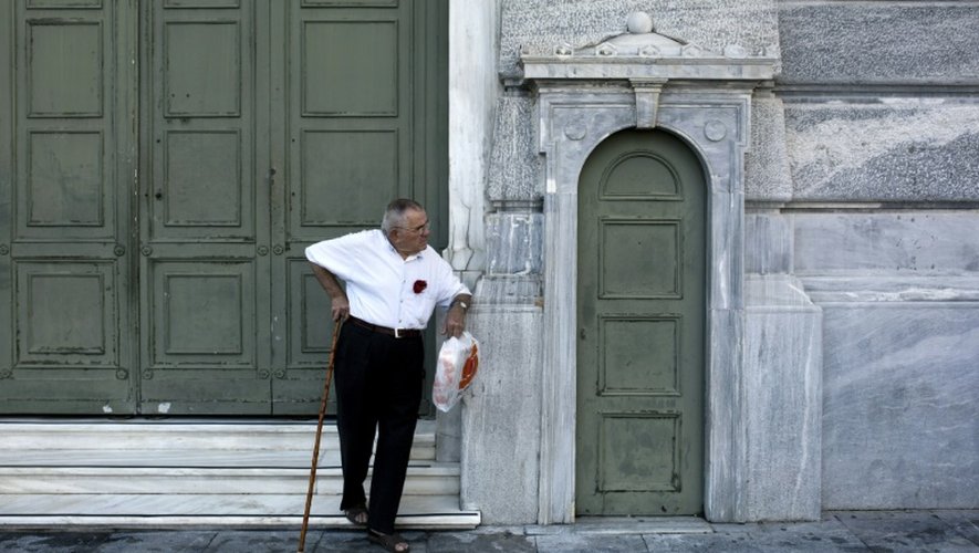 Un retraité attend à la sortie de la Banque de Grèce à Athènes, le 29 juin 2015