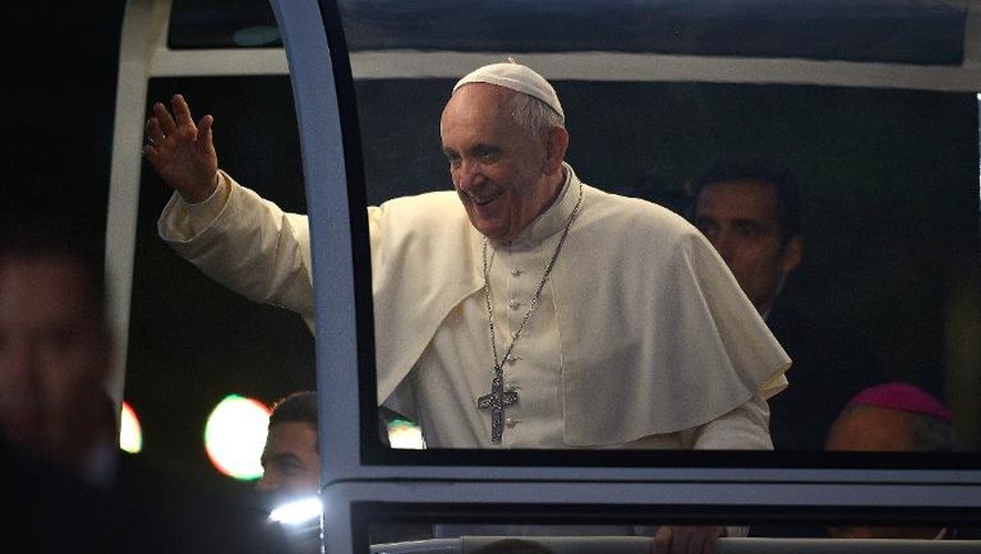 Le pape François arrive à la plage de Copacabana, à Rio de Janeiro, pour participer à un chemin de croix, le 26 juillet 2013