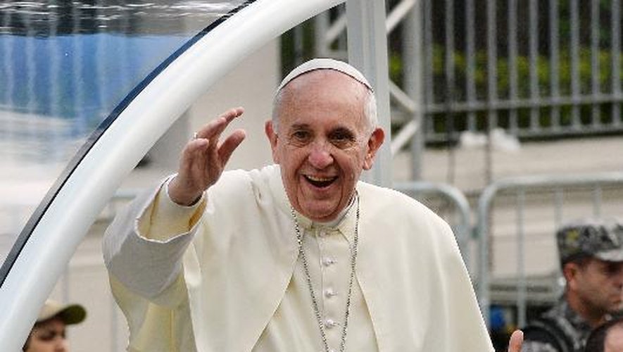 Le pape François arrive au palais épiscopal de Rio de Janeiro, le 26 juillet 2013