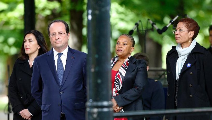 Christiane Taubira (C) entre Francois Hollande 
et George Pau-Langevin lors de la cérémonie de commémoration de l'abolition de l'esclavage à Paris