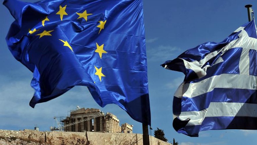 L'Acropole à Athènes, symbole de la Grèce et de la démocratie, derrière le drapeau grec et le drapeau de l'Union européenne
