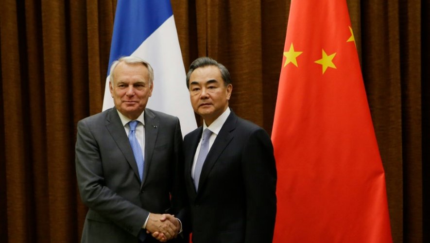 Le ministre des Affaires étrangères français Jean-Marc Ayrault (g) et son homologue chinois Wang Yi lors d'une rencontre au ministère des Affaires étrangères à Pékin le 16 mai 2016
