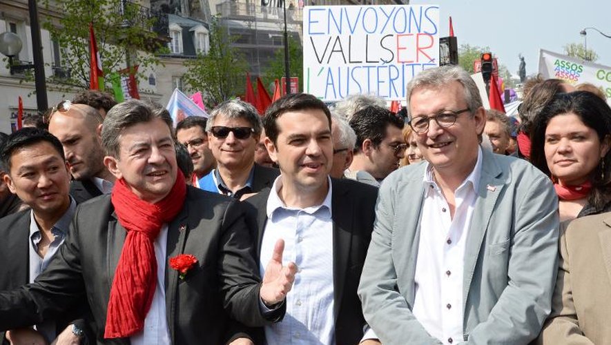 Alexis Tsipras (c), dirigeant de la gauche radicale grecque Syriza, ici photographié à Paris lors de la manifestation du 1er mai 2014 aux côtés de Jean-Luc Melenchon, est le candidat de la gauche européenne à la présidence de la Commi