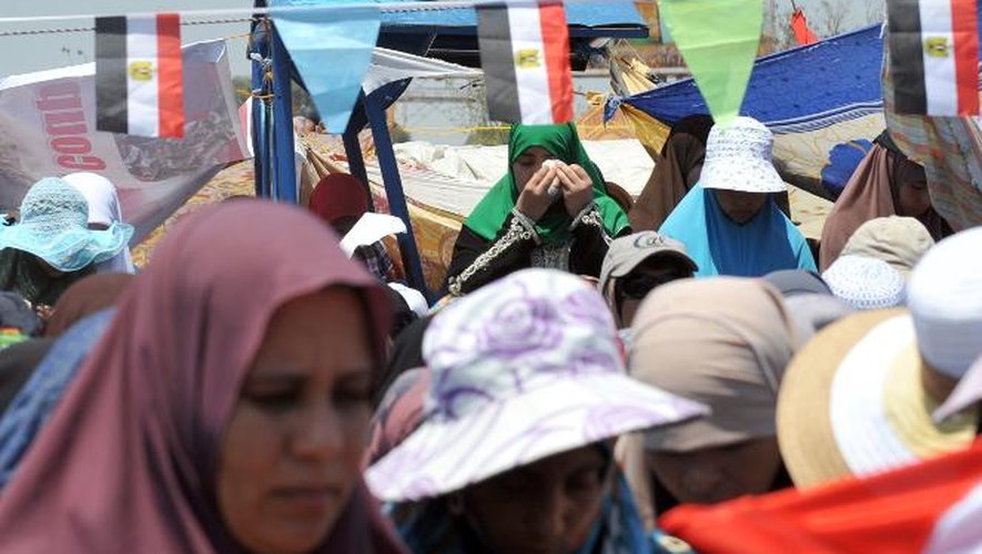 Des partisans du président déchu Mohamed Morsi prient, le 26 juillet 2013 au Caire