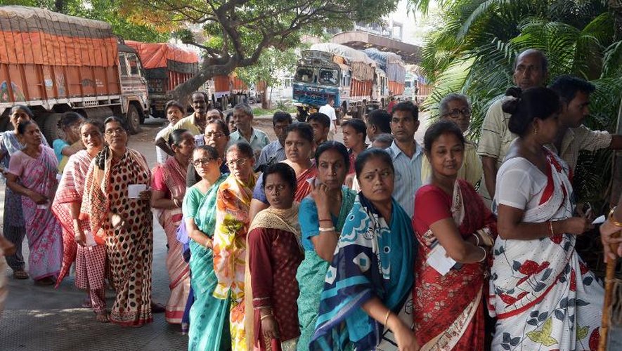 Des électeurs indiens font la queue devant un bureau de vote pour les législatives, le 12 mai 2014 à Calcutta