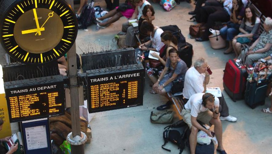 Voyageurs en attente le 26 juillet 2013 gare du Nord à Paris