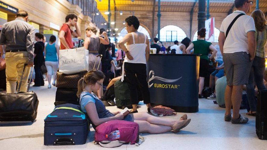 Voyageurs en attente le 26 juillet 2013 gare du Nord à Paris
