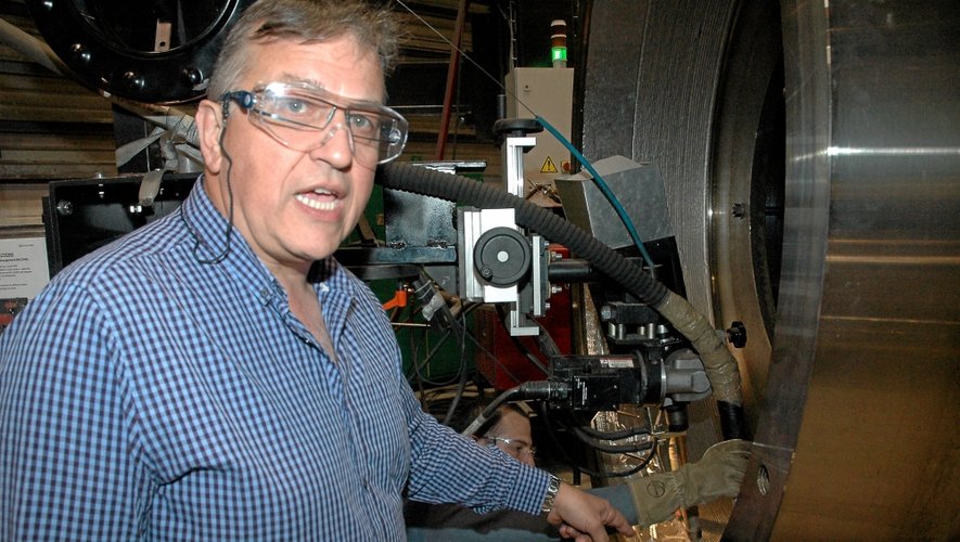 Jean-Paul Dieudé devant une machine à souder sous arc submergé qui permet d’améliorer la qualité des soudures pour des pièces à haute technicité.