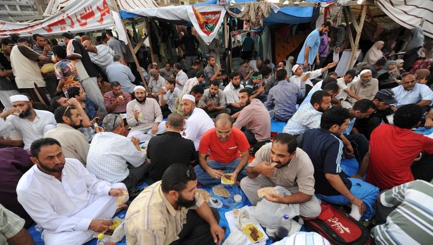 Rupture du jeune par les partisants de Morsi rassemblés devant la mosquée Rabaa al-Adawiya le 26 juillet 2013 au Caire