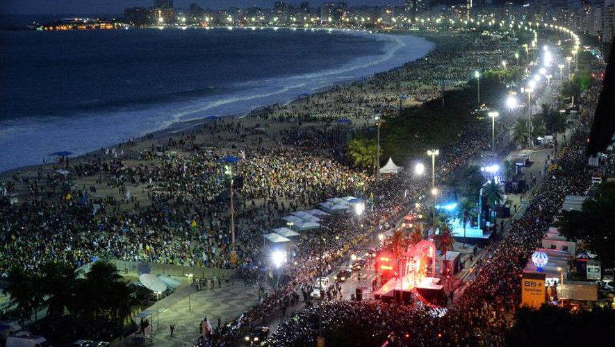 La foule des fidèles le 26 juillet 2013 sur la plage de Copacabana