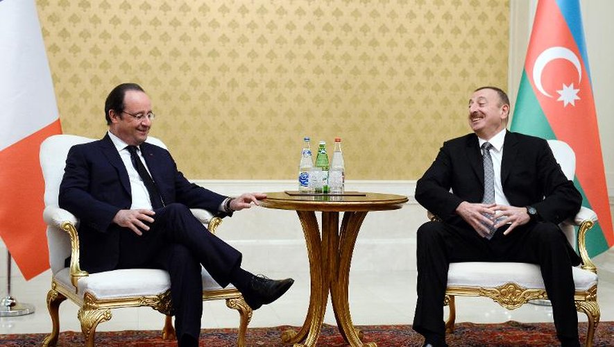 Le président français François Hollande (g) et son homologue azéri Ilham Aliev au palais présidentiel à Bakou, en Azerbaïdjan, le 12 mai 2014