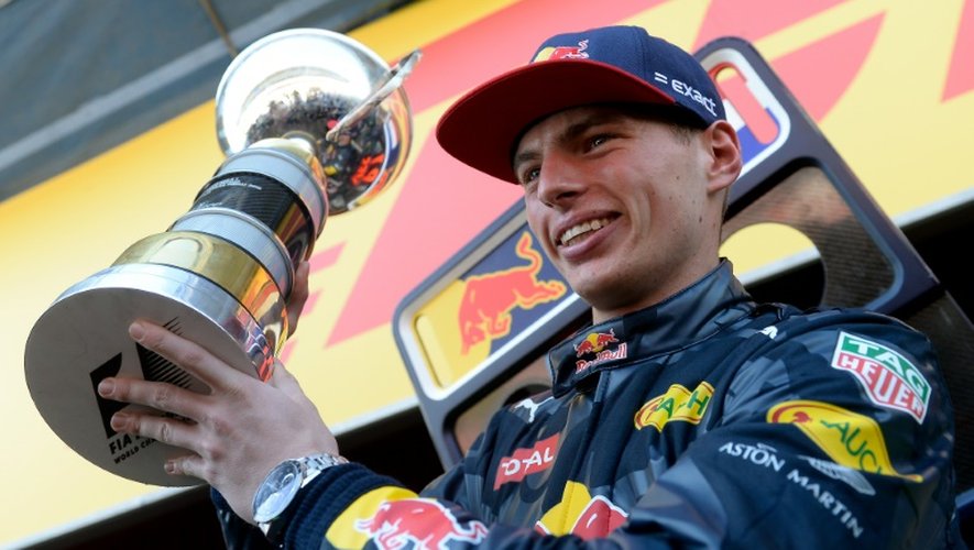 Le Néerlandais Max Verstappen (Red Bull), 18 ans, brandit son trophée après la 1re victoire de sa carrière au GP d'Espagne à Montmelo, le 15 mai 2016