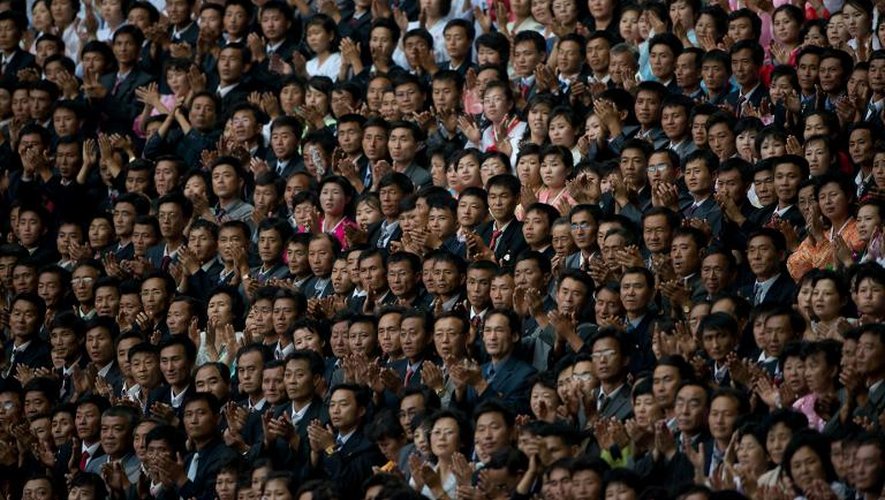 La foule rassemblée en attente du défilé militaire le 27 juillet 2013 à Pyongyang