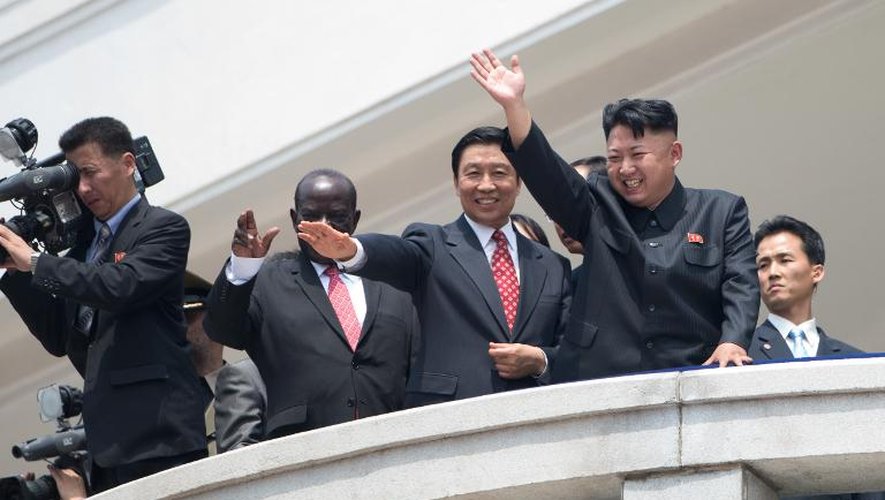 Le vice-président chinois  Li Yuanchao et le leader nord-coréen Kim Jong-Un lors de la parade militaire le 27 juillet 2013 à Pyongyang