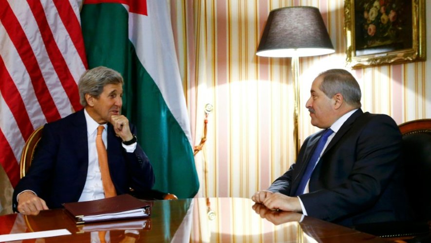 Le chef de la diplomatie américaine John Kerry rencontre son homologue jordanien Nasser Judeh, à Vienne, le 16 mai 2016