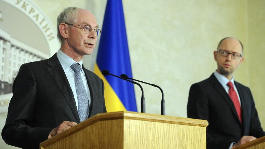 Le président du Conseil européen Herman Van Rompuy (g) en compagnie du Premier ministre ukrainien Arseni Iatseniouk, le 12 mai 2014 à Kiev