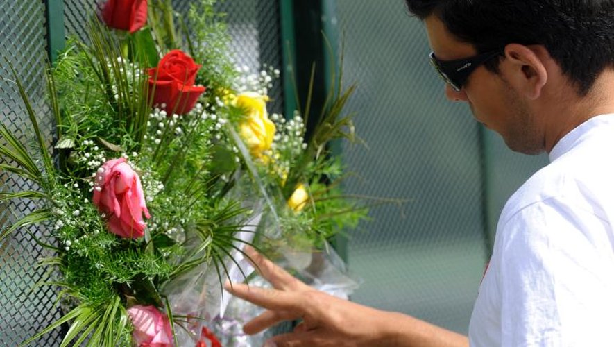 Des fleurs déposées en hommage aux victimes le 24 juillet 2013 à l'endroit du déraillement  à Saint-Jacques  de Compostelle