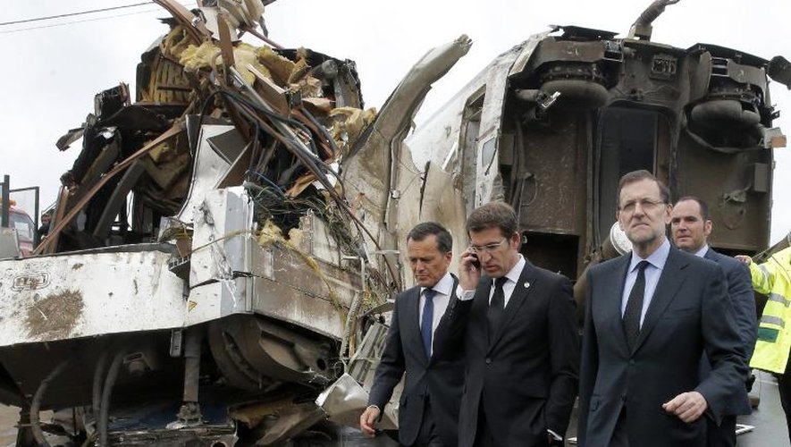 Le gouverneur de Galice Alberto Nunez Feijoo et le Premier ministre Mariano Rajoy sur le lieu du déraillement le 26 juillet 2013 à Saint-Jacques de Compostelle