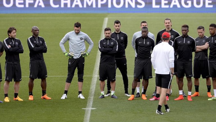 Les joueurs du PSG écoutent leur entraîneur Laurent Blanc, le 20 avril 2015 au Camp Nou