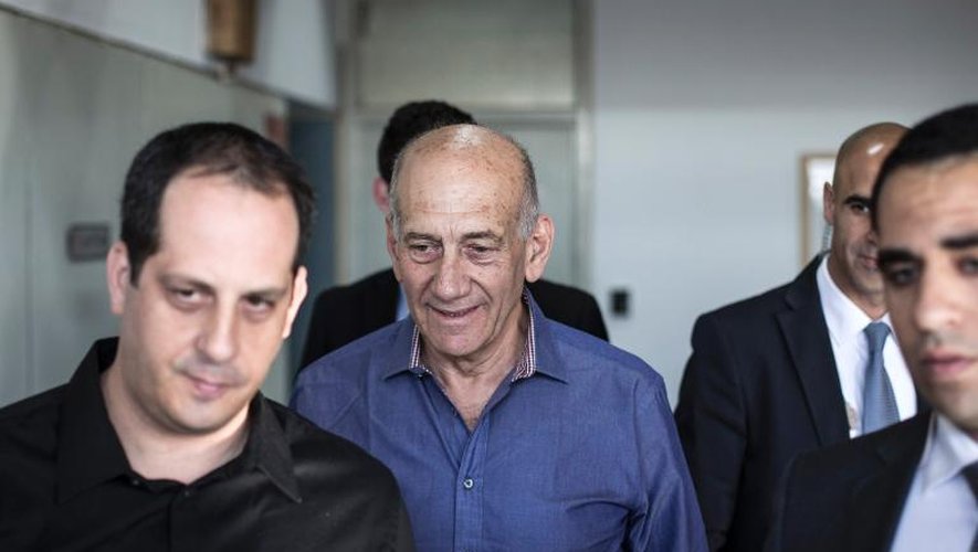 Ehud Olmert à son arrivée au tribunal le 31 mars 2014 à Tel Aviv