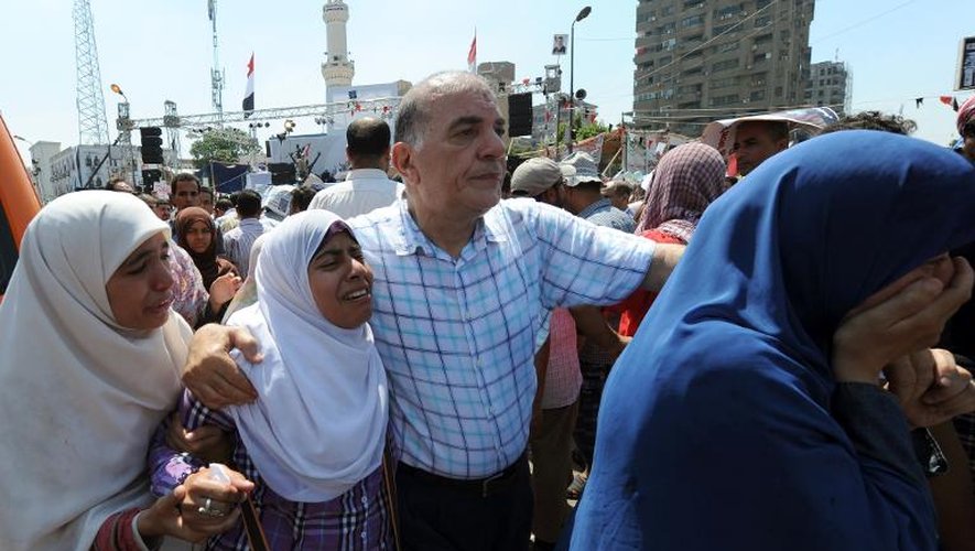 Des Egyptiennes pleurent la mort d'un proche tué pendant des affrontements au Caire, le 27 juillet 2013 près de l'hôpital des Frères musulmans