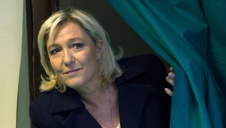 Marine Le Pen à la sortie de l'isoloir lors des départementales le 29 mars 2015 à Hénin-Beaumont
