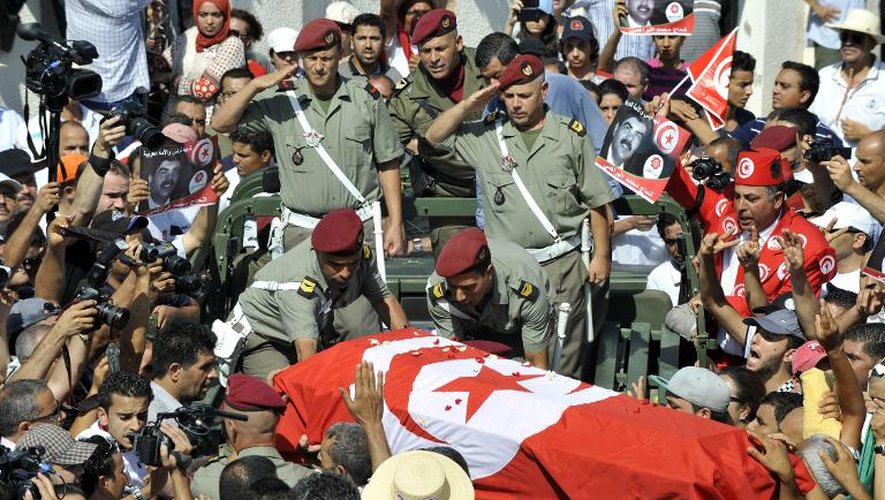 Des soldats tunisiens saluent le cerceuil  de l'opposant assassiné Mohamed Brahmi lors de ses obsèques, le 27 juillet 2013 à Tunis