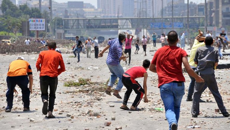 Partisans (premier plan) et opposants du président déchu Mohamed Morsi s'affrontent, le 27 juillet 2013 au Caire