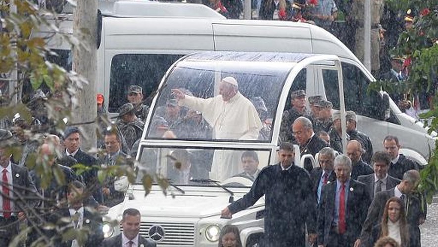 Le pape François quitte la cathédrale San Sebastiano après la messe, le 27 juillet 2013 à Rio de Janeiro