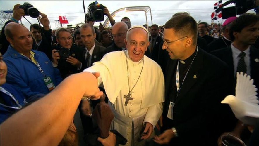 Le pape préside un chemin de croix sur la plage de Copacabana