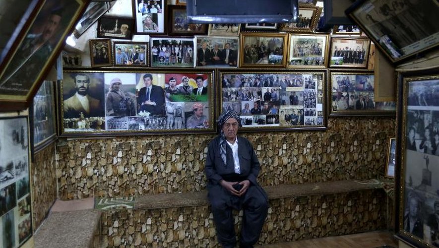 Les murs du café de Mam Salih recouverts de photos retraçant l'histoire de l'Irak, à Erbil le 12 mai 2014