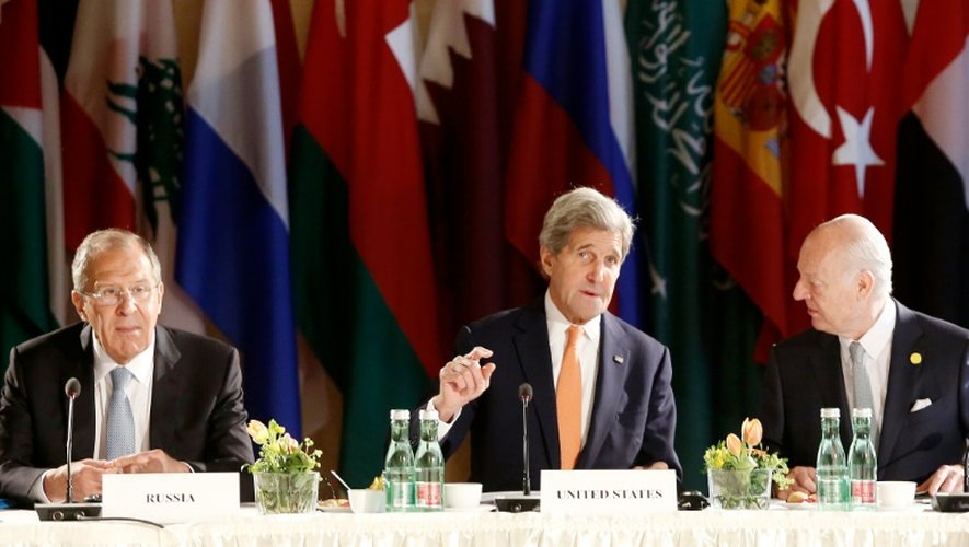 Le ministre russe des Affaires étrangères Sergei Lavrov (g), le secrétaire d'Etat américain John Kerry (c) et l'envoyé spécial de l'ONU pour la Syrie Staffan de Mistura à Vienne le 17 mai 2016