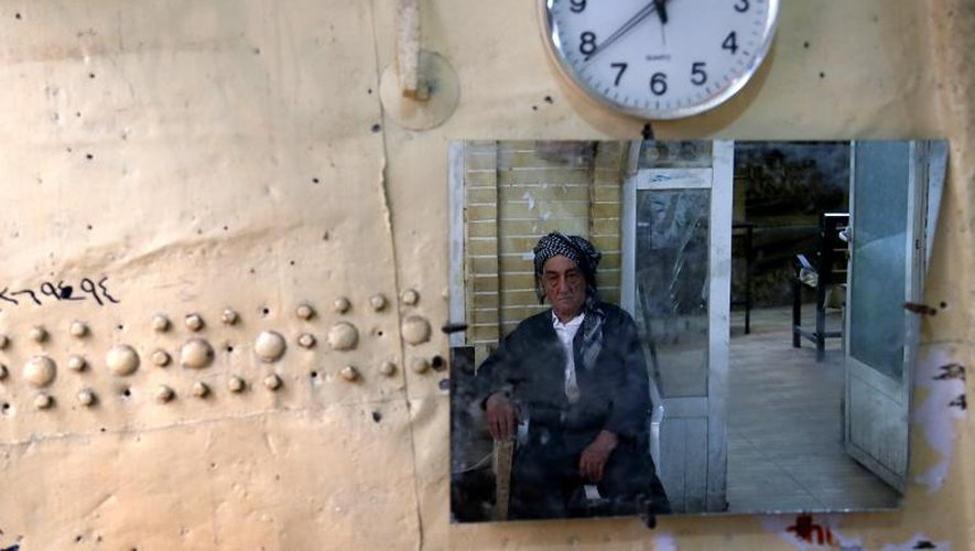 Reflection dans un miroir de Khalil Salih (connu sous le surnom de Mam Khalil), 76 ans, dans son café d'Erbil le 12 mai 2014