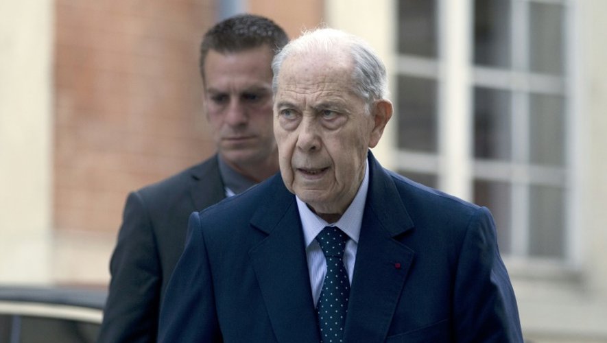 Charles Pasqua à son arrivée au palais de justice le 18 mai 2015 à Versailles