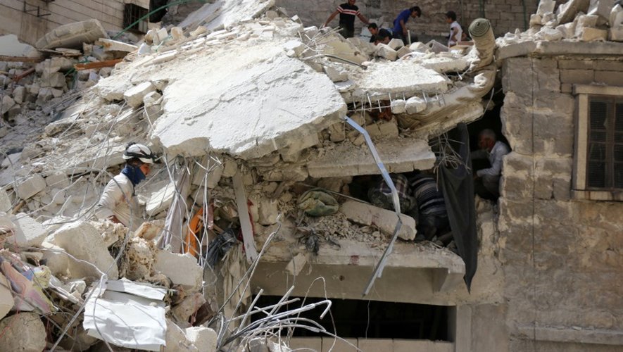 Un quartier d'Alep victime d'un bombardement aérien attribué au régime le 17 mai 2016