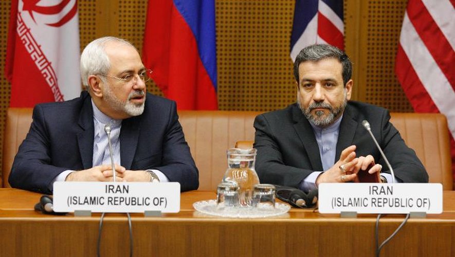 Le ministre iranien des Affaires étrangères Javad Mohammad Zarif  et l'ambassadeur iranien en Autriche Hassan Tajik le 8 avril 2014 à Vienne