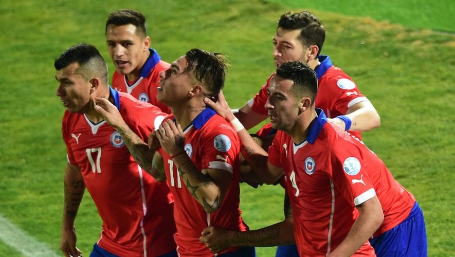 Eduardo Vargas (C) et ses coéquipiers après la victoire du Chili en demi-finale le la Copa America 29 juin 2015 à Santiago