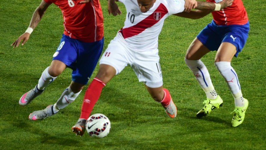 Jefferson Farfan (C) entre Arturo Vidal et Miiko Albornoz en demi finale de la Copa America le 29 juin 2015 à Santiago