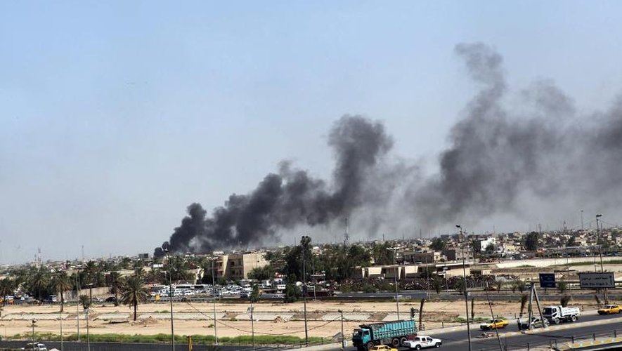 De la fumée au dessus de Bagdad après des attentats suicides le 13 mai 2013