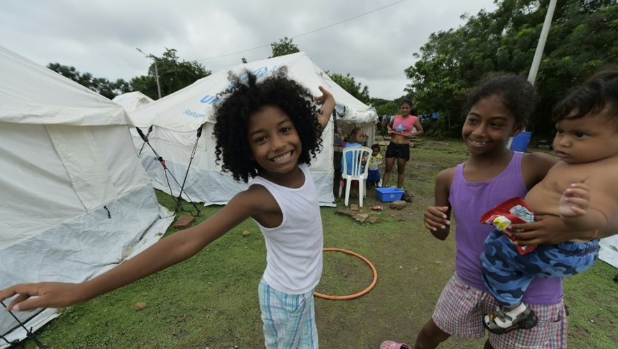 Des enfants  devant les tentes d'un camp de sinistrés à Pedernales